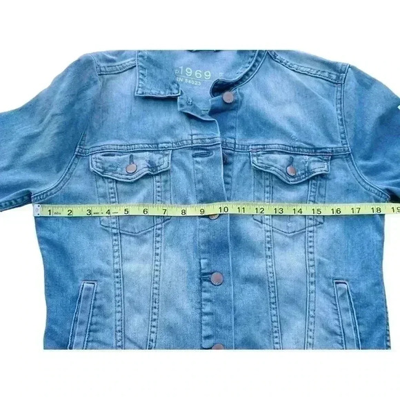 Women’s Gap 1969 Distressed Denim Jacket•Light Wash•Preowned Great Condition• - Picture 4 of 11